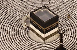 Fieles musulmanes rezan alrededor de la Kaaba de La Meca, el santuario más sagrado del Islam, ayer domingo.