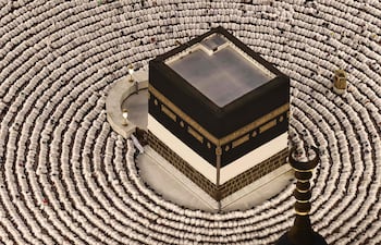 Fieles musulmanes rezan alrededor de la Kaaba de La Meca, el santuario más sagrado del Islam, ayer domingo.