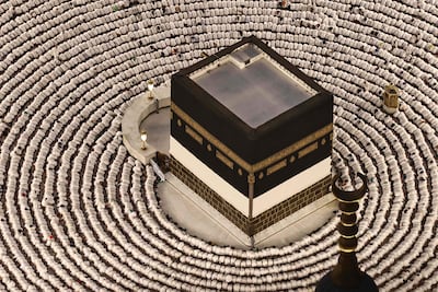 Fieles musulmanes rezan alrededor de la Kaaba de La Meca, el santuario más sagrado del Islam, ayer domingo.
