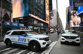 Se observan vehículos de la policía de la ciudad de Nueva York en la zona donde un tiroteo con participación policial dejó un muerto cerca de Times Square, en Nueva York. (AFP)