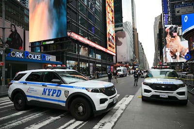 Se observan vehículos de la policía de la ciudad de Nueva York en la zona donde un tiroteo con participación policial dejó un muerto cerca de Times Square, en Nueva York. (AFP)