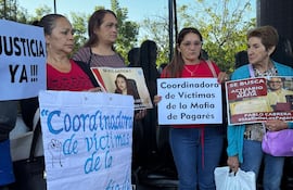 Miembros de la Coordinadora de Víctimas de la Mafia de los Pagarés durante la manifestación frente al Congreso Nacional.