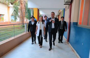 El gobernador de Central, Ricardo Estigarribia (PLRA), recorre el hospital pediátrico Acosta Ñu de San Lorenzo, acompaña la doctora Ligia Coronel, del área de ecografía.