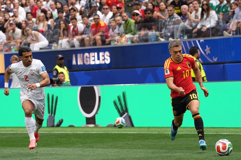 Leandro Trossard (derecha) de Bélgica disputa el balón con Saleh Hardani de Irán.