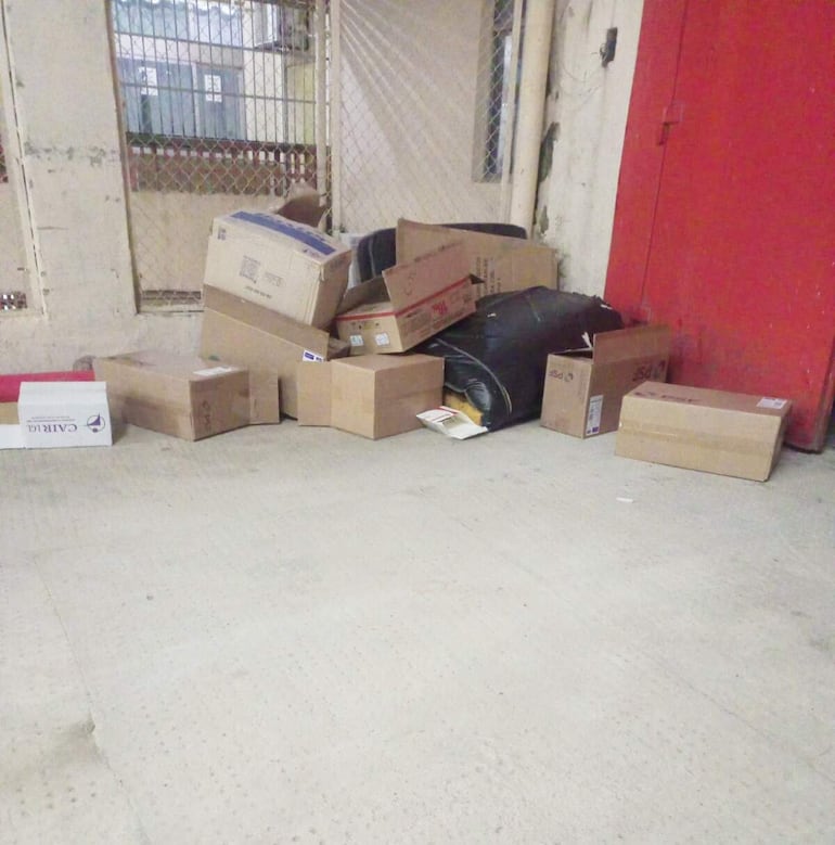 Basura en los pasillos del Hospital Central del IPS.