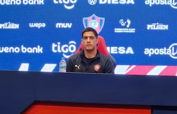 El lateral derecho, Iván Rodrigo Ramírez Segovia (31 años) hablando en conferencia de prensa en la antesala del estreno de Cerro Porteño en el torneo Clausura 2026, frente a Sportivo Trinidense.