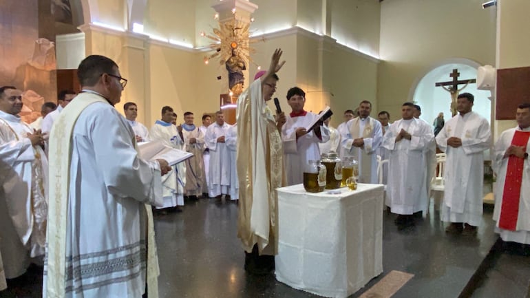El presidente de la CEP, monseñor Pierre Laurent Jubinville, bendice el óleo en la catedral de Concepción.