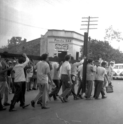 Peregrinos llegan con una gran cruz a la villa serrana en 1969.