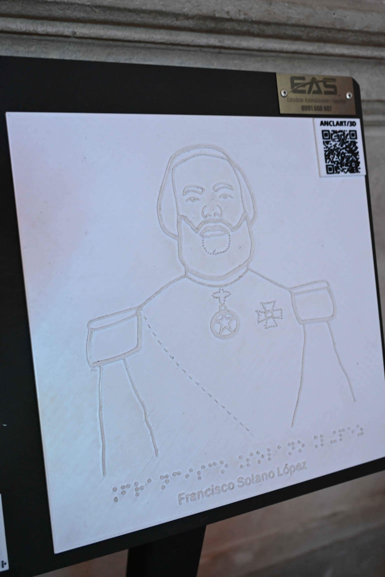 Placa en relieve de Francisco Solano López con detalles de su uniforme y un código QR visible sobre fondo negro.