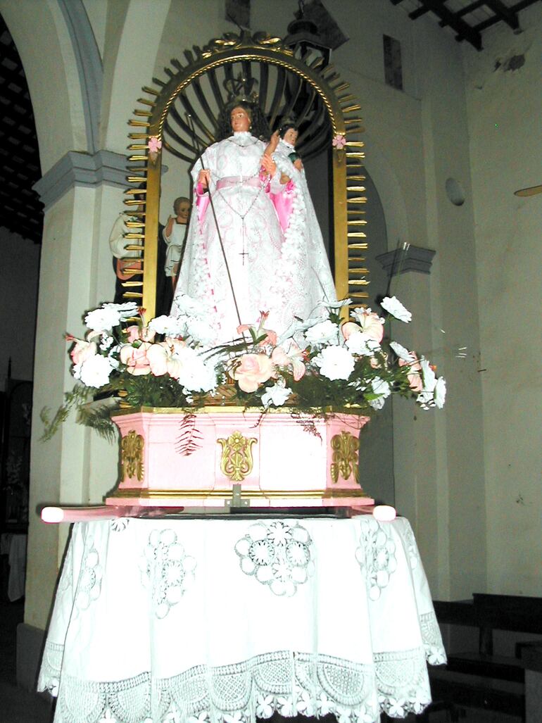Imagen de la Virgen del Rosario de la ciudad de Itauguá. La advocación mariana y el Niño Jesús en brazos ya lucen adornos de lo que pareciera ser platería.