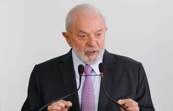 El presidente de Brasil, Luiz Inácio Lula da Silva del Partido de los Trabajadores (PT), demostró su indignación con el rendimiento de sus colaboradores en el transcurso de una reunión mantenida con Santiago Peña, líder del Paraguay, el pasado lunes en Brasilia.
