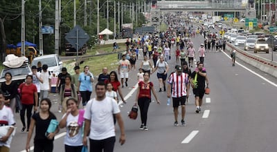Peregrinos rumbo a la Basílica de Caacupé.