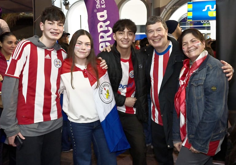 Unicentro Invita alentar a Paraguay	en Palma y 15 de Agosto