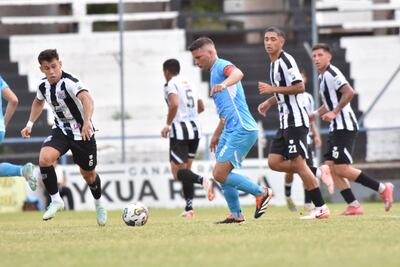 En capitán celeste, Rodrigo Vera maneja el esférico en medio de los albinegros, Leandro Ovelar y Alexis Insfrán. (Foto: @IntermediaAPF)