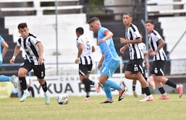 En capitán celeste, Rodrigo Vera maneja el esférico en medio de los albinegros, Leandro Ovelar y Alexis Insfrán. (Foto: @IntermediaAPF)