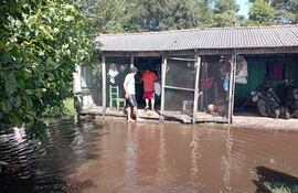 El gobernador del Departamento de Misiones, Richard Ramírez (ANR – HC), y el intendente Ignacio Brizuela (ANR), realizaron este lunes una visita a las compañías de Panchito López y Galeno Cue con el objetivo de conocer de cerca la situación de las familias afectadas por las lluvias.