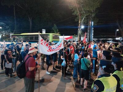 Jóvenes autoconvocados se manifiestan en las inmediaciones de Mburuvicha Róga contra las políticas del Gobierno.