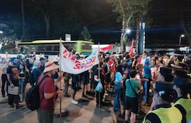 Jóvenes autoconvocados se manifiestan en las inmediaciones de Mburuvicha Róga contra las políticas del Gobierno.