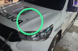 La patrullera del alto jefe policial fue impactada por tres disparos durante el tiroteo.