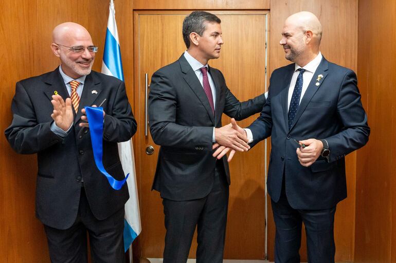 Yoed Magen, embajador de Israel en Paraguay; el presidente Santiago Peña y Amir Ohana, presidente de del Parlamento de Israel, durante el acto de inauguración de la nueva sede de la embajada de Israel en Paraguay, el pasado 18 de septiembre en Asunción.