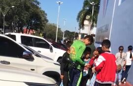 Niños y adultos acosan a los turistas por las calles de Saltos del Guairá, denuncian los gremios del comercio local.