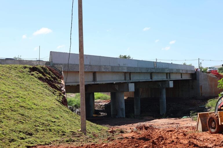Construcción de un puente de hormigón armado sobre el arroyo Itay.