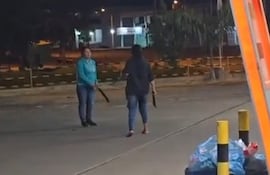 Investigan filmación donde se ve a mujeres armadas con machetes y pistola