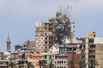 Una explosión durante un bombardeo israelí contra la ciudad libanesa de Tiro, este martes.