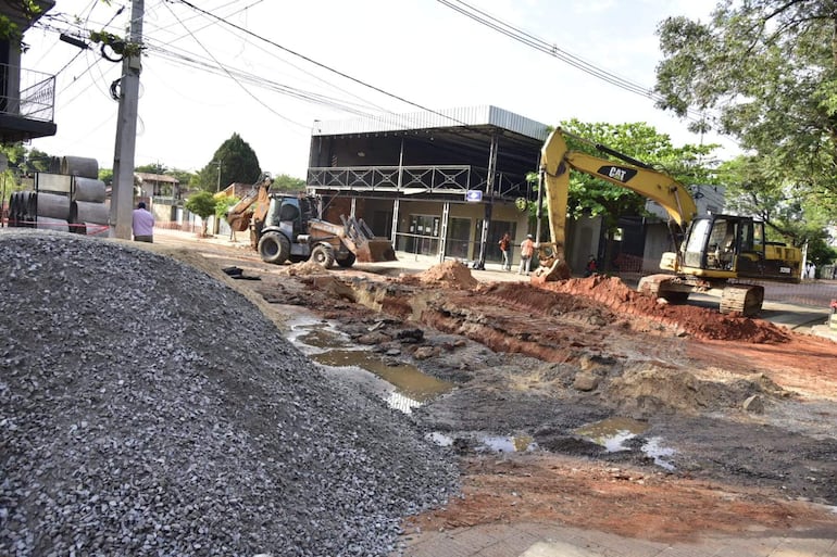 Máquinas retroexcavadoras en proceso de excavación rodeadas de tierra y grava en una calle del Abasto.