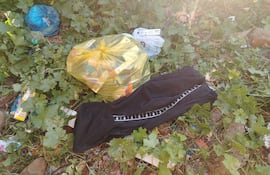 Los supuestos autores arrojaron en un terreno baldío una bolsa cargada con los medicamentos, al ver que estaban rodeados por los policías.