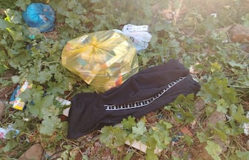 Los supuestos autores arrojaron en un terreno baldío una bolsa cargada con los medicamentos, al ver que estaban rodeados por los policías.