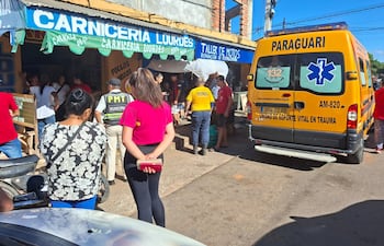 Procedimiento posterior a la muerte de la mujer, antes de ser trasladada al Hospital Regional de Paraguarí.