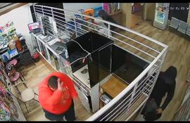 Cinco personas asaltaron local comercial en Asunción