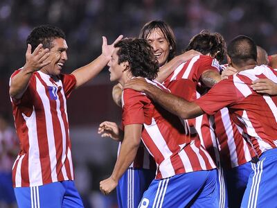 Los jugadores de la selección de Paraguay celebran un gol en el partido frente a Argentina por las Eliminatorias Sudamericanas 2010.