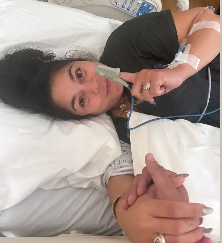 Con esta postal Vanessa Hudgens anunció que ya dio a luz a su segundo hijo.