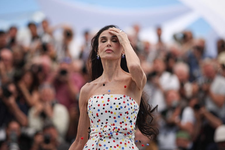 ¡Siempre diosa! Demi Moore a su arribo al Cannes Film Festival en Francia. (Valery HACHE / AFP)