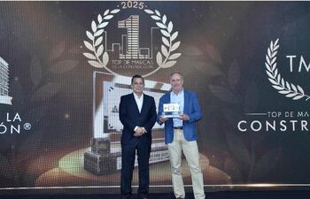 Directivos de Tubotec recibieron el premio Top de Marcas.