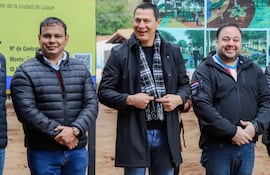 Raúl Salinas junto al intendente Carlos Echeverría y el intendente electo Hugo Farías.