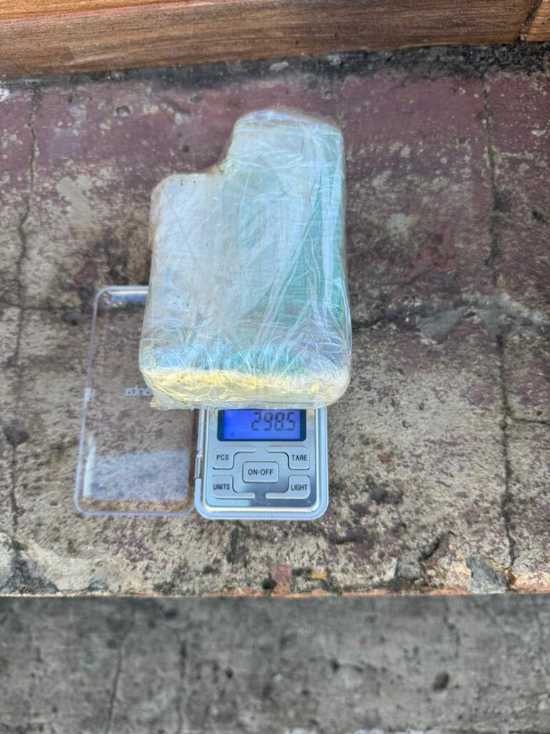 Durante el procedimiento se encontró un pan de marihuana, que pesó 298,5 gramos.
