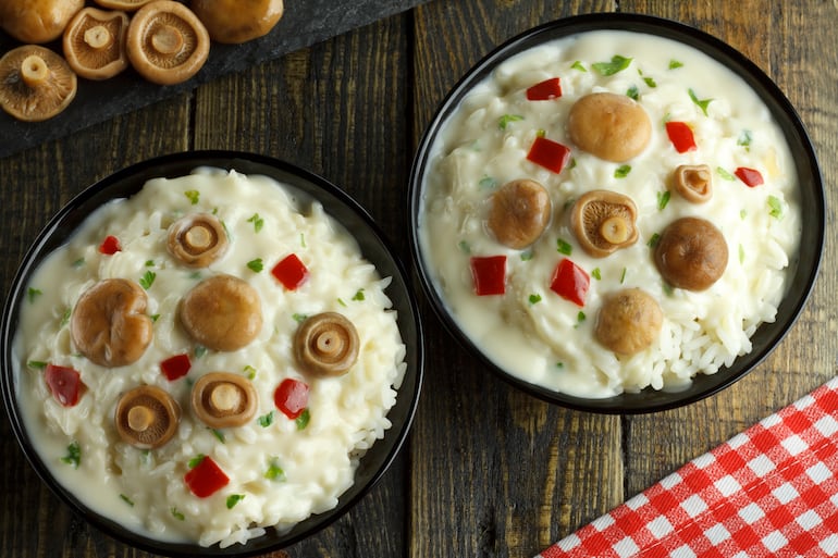 Arroz cremoso con verduras y champiñones.