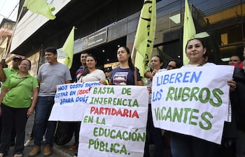 Protesta de docentes ante las fallas del sistema del MEC para inscribirse a cargos vacantes.