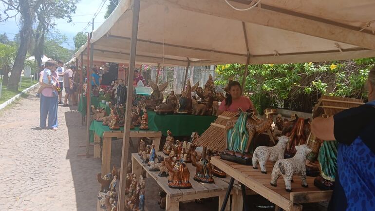 A lo largo de la avenida Mariscal Estigarribia, las familias van llegando para buscar sus piezas y mantener viva la tradición navideña.