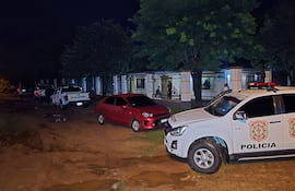 Operativo policial en la vivienda de la familia Ver-González, que fue atacada por malvivientes que se hicieron pasar por policías, según la denuncia.