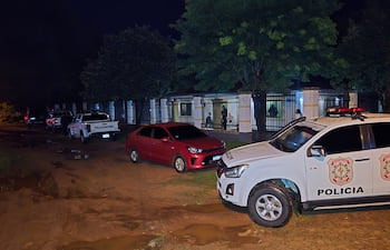 Operativo policial en la vivienda de la familia Ver-González, que fue atacada por malvivientes que se hicieron pasar por policías, según la denuncia.