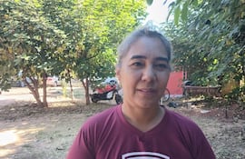 La profesora Lilia Rosa Amarilla, pide a las autoridades del MEC para escuchar el reclamo de los docentes.