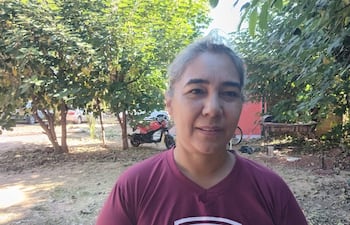 La profesora Lilia Rosa Amarilla, pide a las autoridades del MEC para escuchar el reclamo de los docentes.