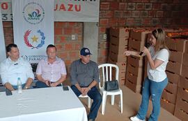 Momento en que la presidenta del Asicofru, Karen Leguizamón, denuncia ante el Ministro Carlos Giménez y el expresidente de Senave, Pastor Soria, la corrupción existente en esta última institución.