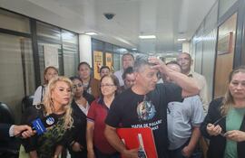 Víctimas de la mafia de los pagarés tras la aprobación de la ley que suspende los expedientes de juicios de ejecución con los que se estafó a miles de personas.