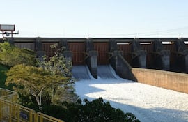 Con la apertura del vertedero, los turistas que visitan Itaipú tienen la posibilidad de disfrutar de un atractivo extra en la usina: el vertedero en todo su esplendor.