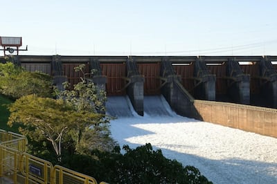 Con la apertura del vertedero, los turistas que visitan Itaipú tienen la posibilidad de disfrutar de un atractivo extra en la usina: el vertedero en todo su esplendor.